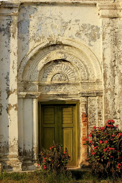 Antigua Pared Con Puerta Madera Verde —  Fotos de Stock