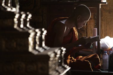 Keşişler kitap okuyor..