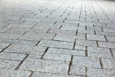 Beton bloklar yere yatırdı.