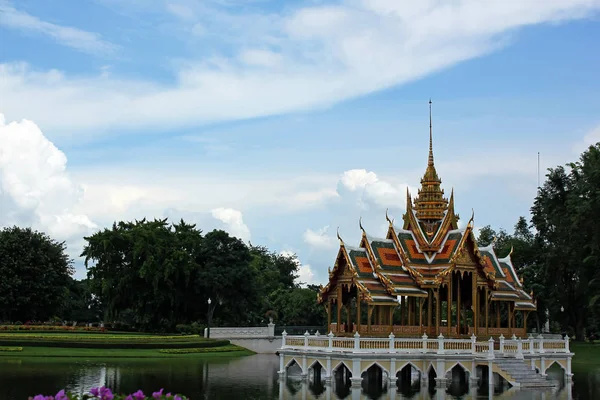 Thai Pavilon Közepén Víz — Stock Fotó