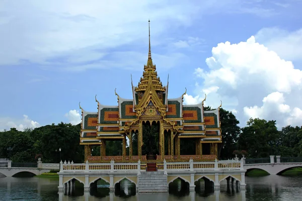 Thaise Paviljoen Het Midden Van Het Water — Stockfoto