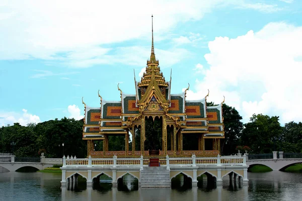 Thaise Paviljoen Het Midden Van Het Water — Stockfoto