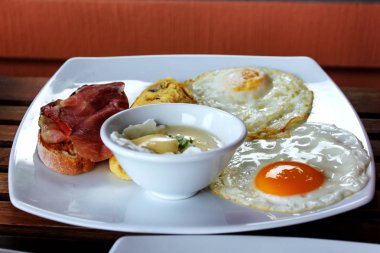 Ham, sahanda yumurta, haşlanmış yumurta yemeye hazır masada.