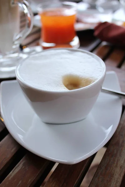 Кофе Молочная Пена Стакане Столе — стоковое фото