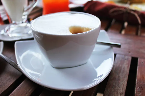 Kopi Dan Susu Buih Dalam Gelas Atas Meja — Stok Foto