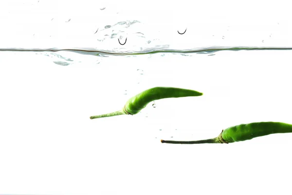 Zielone Chili Rozpryski Wody Odizolowane Białym Tle — Zdjęcie stockowe