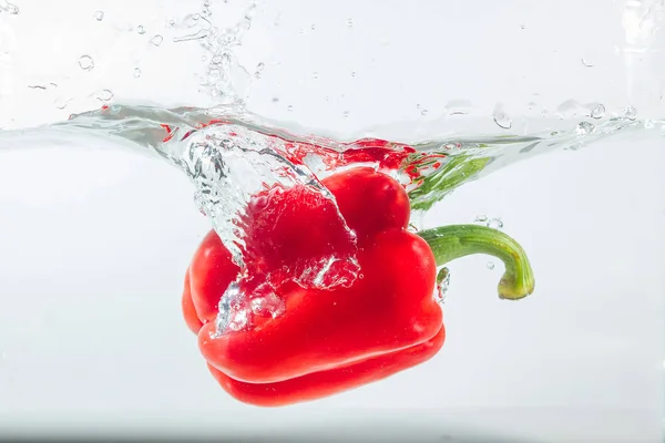 Pimenta Doce Salpicos Água Pimentão Doce Vermelho Fundo Branco Pimentos — Fotografia de Stock