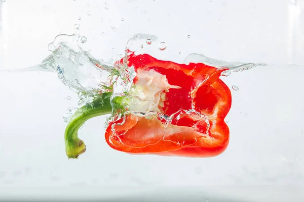 Pimenta Doce Salpicos Água Pimentão Doce Vermelho Fundo Branco Pimentos — Fotografia de Stock