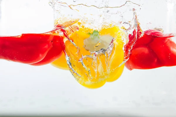 Sötpeppar Gula Röda Gröna Stänk Vatten Sötpaprika Vit Bakgrund Sötpaprika — Stockfoto