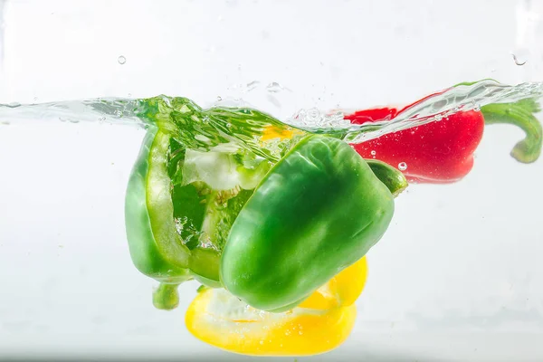 Pimenta Doce Amarelo Vermelho Salpicos Verdes Água Pimenta Doce Está — Fotografia de Stock