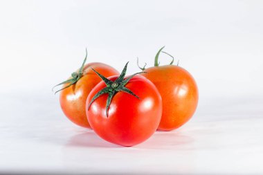 Beyaz Karasu 'da kırmızı domatesler olgun, kırmızı ya da olgun portakallı domatesler yenir.