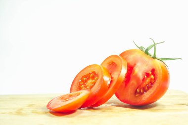 Tahtada kırmızı domates, kesilen kırmızı domatesler.