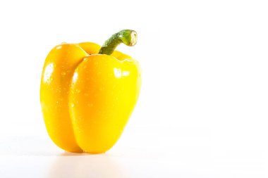 Beyaz arka planda sarı dolmalık biberler, yemek pişirmek ve yenmek için kullanılan tatlı biberler baharatlı olmayan tatlı biberlerdir.