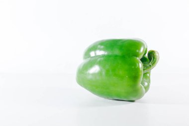 Beyaz arka planda yeşil dolmalık biberler, yemek pişirmek ve taze yenmek için dolmalık biberler baharatsız dolmalık biberlerdir..