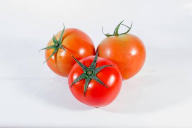 Beyaz Karasu 'da kırmızı domatesler olgun, kırmızı ya da olgun portakallı domatesler yenir.