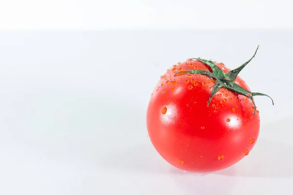 Gotas Água Tomates Fundo Branco Quando Tomates Maduros São Vermelhos — Fotografia de Stock