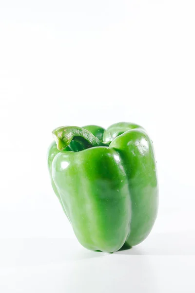 Groene Paprika Een Witte Achtergrond Paprika Worden Gebruikt Koken Vers — Stockfoto