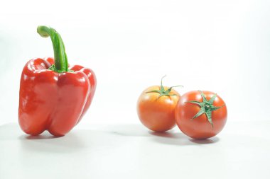 Kırmızı dolma biber, Beyaz Karasindaki kırmızı domatesler. Taze yemek ve pişirmede kullanılıyor.