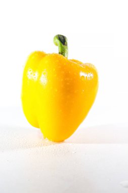 Beyaz arka planda sarı dolmalık biberler, yemek pişirmek ve yenmek için kullanılan tatlı biberler baharatlı olmayan tatlı biberlerdir.