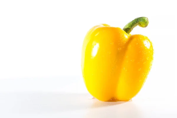 Keltaiset Paprikat Valkoisella Pohjalla Paprikat Käytetään Ruoanlaittoon Syödä Tuoretta Paprikat — kuvapankkivalokuva