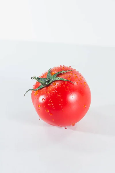 Krople Wody Pomidory Białym Tle Gdy Dojrzałe Pomidory Czerwone Lub — Zdjęcie stockowe