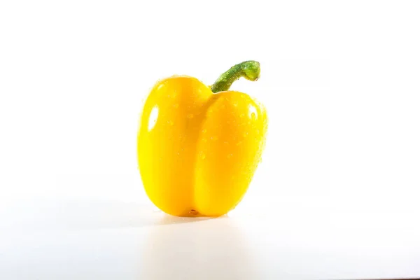 Žluté Papriky Bílém Pozadí Sladké Papriky Používané Vaření Jídlu Čerstvé — Stock fotografie