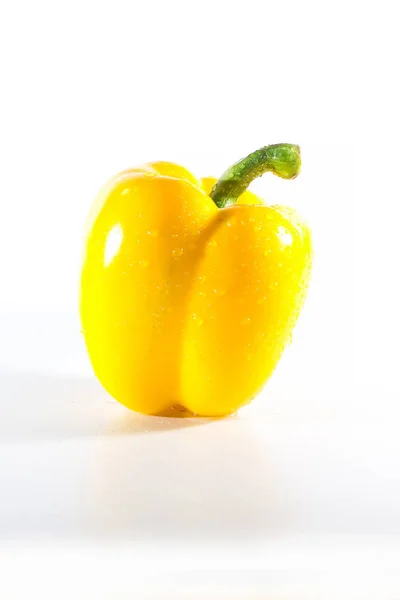 Żółta Papryka Białym Tle Słodka Papryka Stosowana Gotowania Jedzenia Świeżego — Zdjęcie stockowe