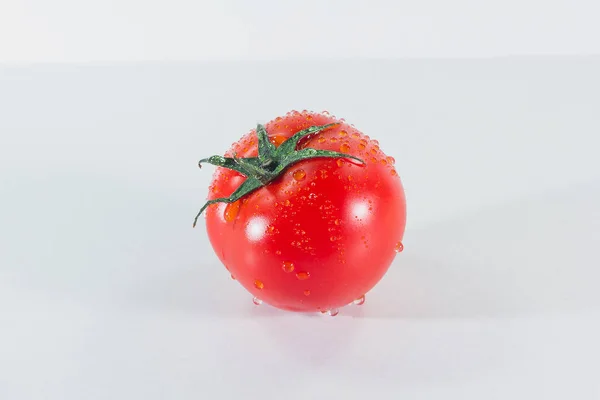 Gotas Água Tomates Fundo Branco Quando Tomates Maduros São Vermelhos — Fotografia de Stock