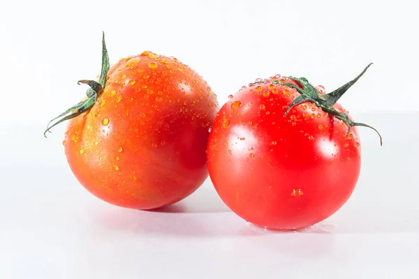 Gotas Agua Sobre Los Tomates Sobre Fondo Blanco Cuando Los — Foto de Stock