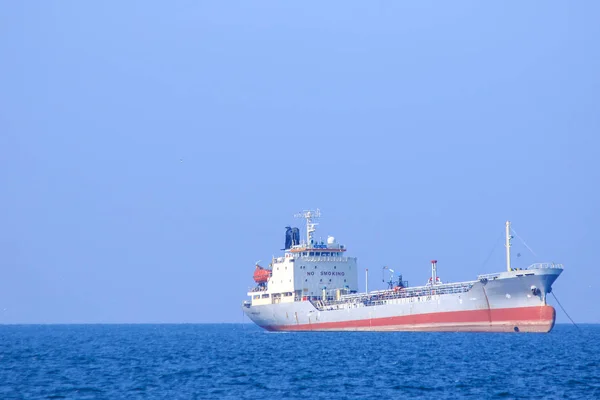 Large oil tankers at sea , Tankers are vessels designed for the transportation of crude oil in order to transport large quantities of crude oil to the refinery