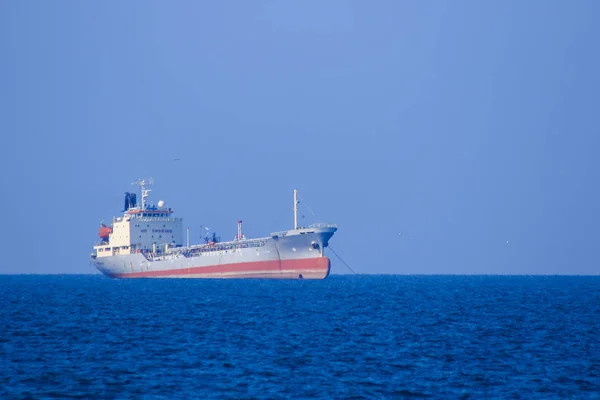 Large oil tankers at sea , Tankers are vessels designed for the transportation of crude oil in order to transport large quantities of crude oil to the refinery