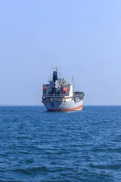 Denizde büyük petrol tankerleri, rafineriye büyük miktarlarda ham petrol taşımak için tasarlanmış araçlardır.