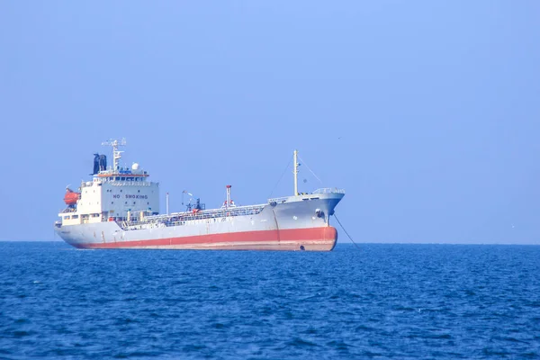 Large oil tankers at sea , Tankers are vessels designed for the transportation of crude oil in order to transport large quantities of crude oil to the refinery