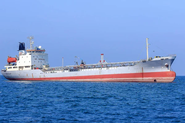Denizde büyük petrol tankerleri, rafineriye büyük miktarlarda ham petrol taşımak için tasarlanmış araçlardır.