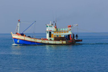 Denizde Tayland balıkçı teknesi, denizde balık arayan Tayland balıkçı tekneleri ve balık yakalamak için ekipmanlarımız var.
