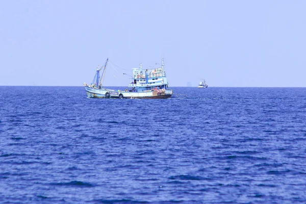 Barco Pesca Tailandês Mar Barcos Pesca Tailandeses Procura Peixes Mar — Fotografia de Stock