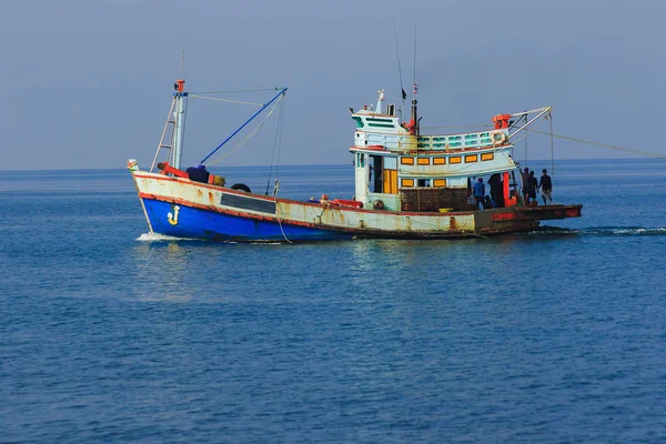 Тайская Рыбацкая Лодка Море Тайские Рыбацкие Лодки Поисках Рыбы Море — стоковое фото