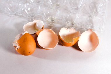 Kırık yumurta beyaz arka planda izole edilmiş, yumurtanın kabuğu kırılmış.