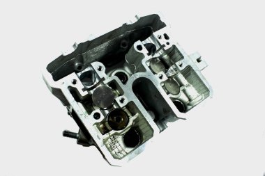 Beyaz arka planda eski motorsiklet yedek parçaları. Hasarlı motosiklet parçaları