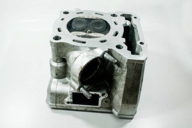 Beyaz arka planda eski motorsiklet yedek parçaları. Hasarlı motosiklet parçaları