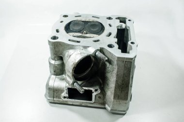 Beyaz arka planda eski motorsiklet yedek parçaları. Hasarlı motosiklet parçaları