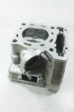 Beyaz arka planda eski motorsiklet yedek parçaları. Hasarlı motosiklet parçaları