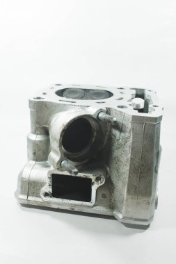 Beyaz arka planda eski motorsiklet yedek parçaları. Hasarlı motosiklet parçaları