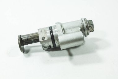 Beyaz arka planda eski motorsiklet yedek parçaları. Hasarlı motosiklet parçaları