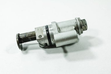 Beyaz arka planda eski motorsiklet yedek parçaları. Hasarlı motosiklet parçaları