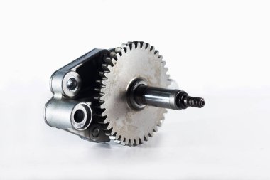 Beyaz arka planda eski motorsiklet yedek parçaları. Hasarlı motosiklet parçaları