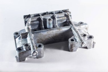 Beyaz arka planda eski motorsiklet yedek parçaları. Hasarlı motosiklet parçaları