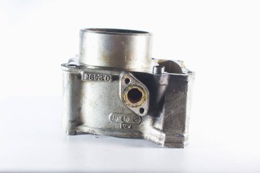 Beyaz arka planda eski motorsiklet yedek parçaları. Hasarlı motosiklet parçaları