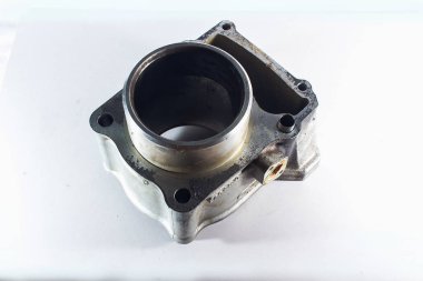 Beyaz arka planda eski motorsiklet yedek parçaları. Hasarlı motosiklet parçaları