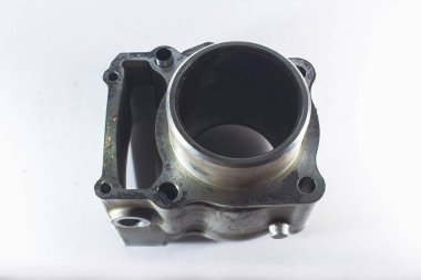 Beyaz arka planda eski motorsiklet yedek parçaları. Hasarlı motosiklet parçaları